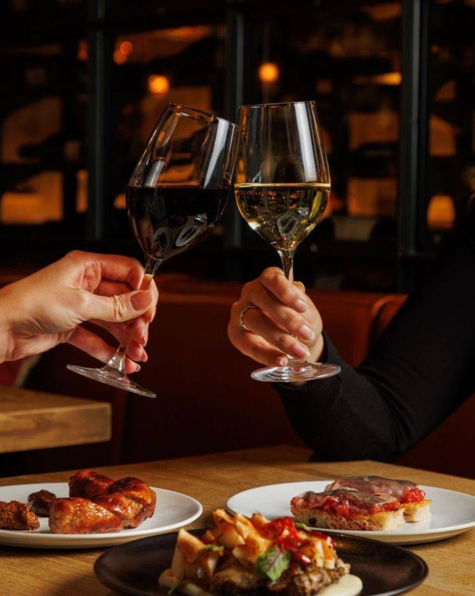 Trinquer avec verres de vin et plats