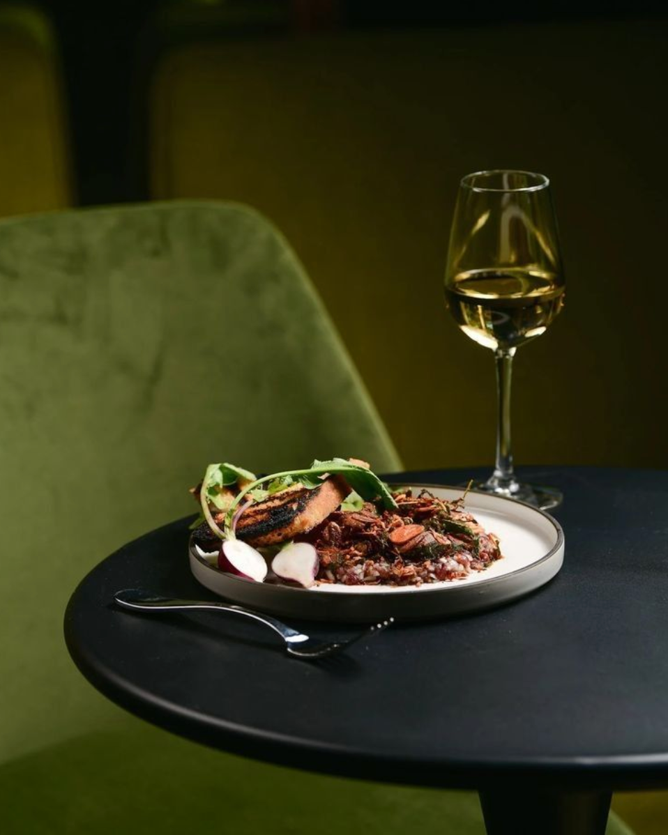 Assiette raffinée avec verre de vin blanc