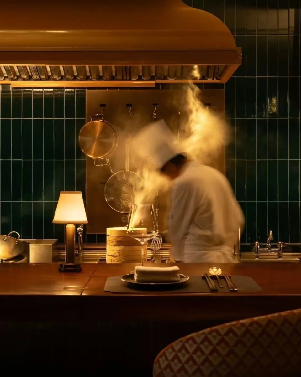 Chef en cuisine, vapeur en mouvement
