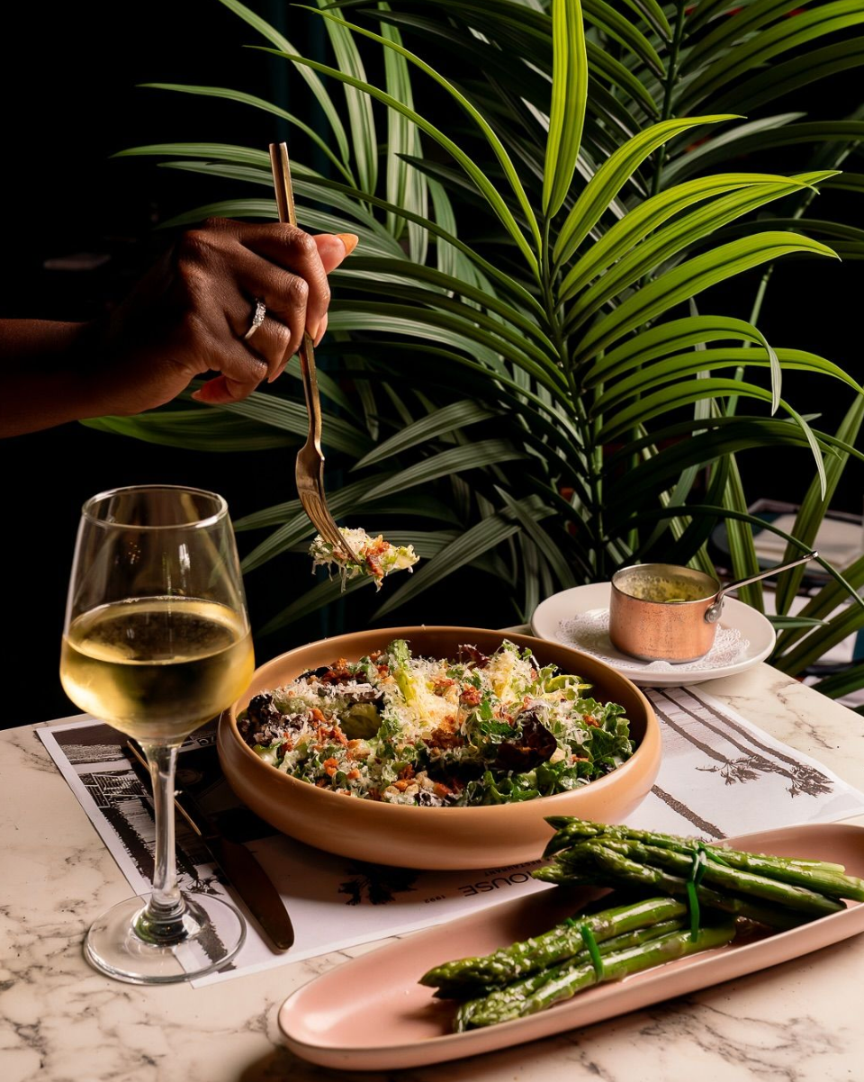 Salade raffinée sur marbre