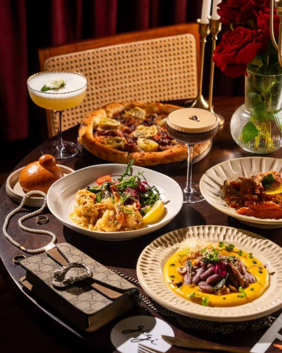 Table de partage — cocktails, plats partagés, ambiance