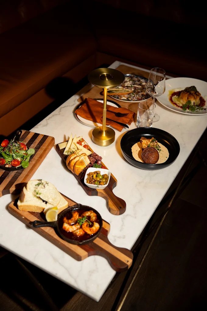 Alibi Lounge - Cocktails & Cuisine