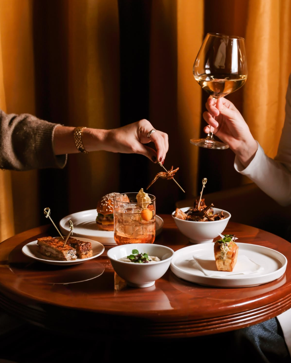 AU MENU — convives partageant un repas