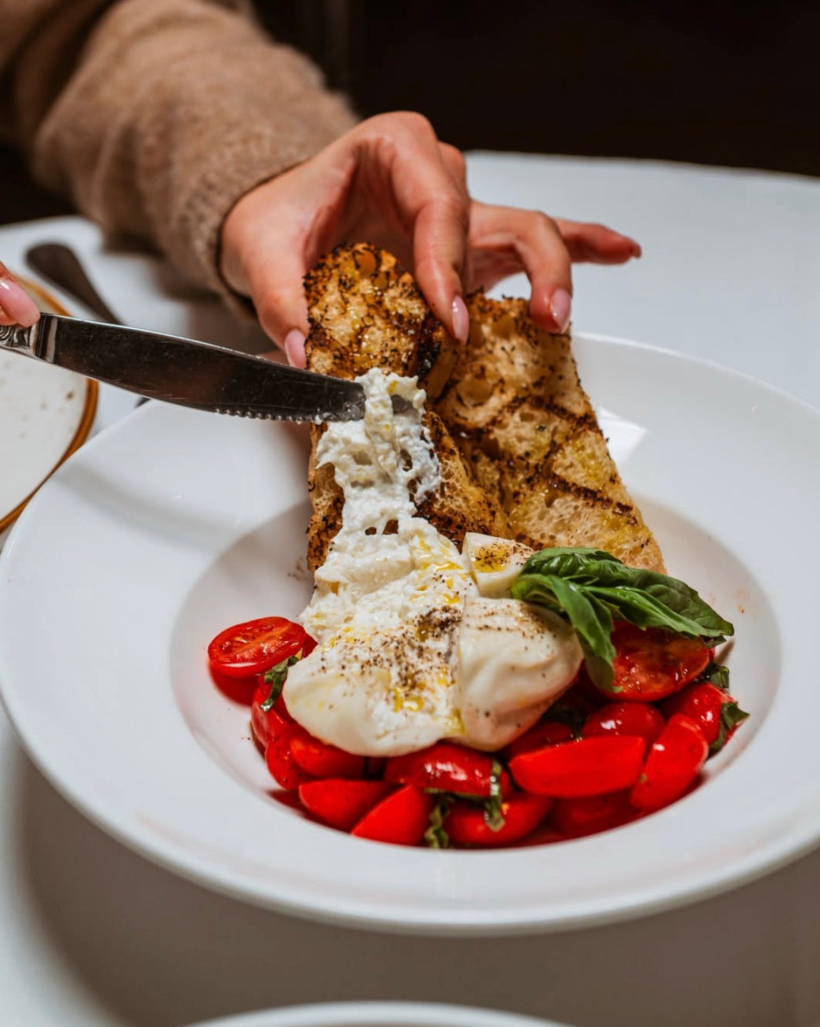 Burrata et tomates confites, tranchée à table