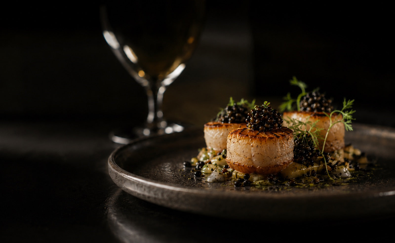 Pétoncles saisis au caviar, dressage gastronomique — l’expérience AU MENU