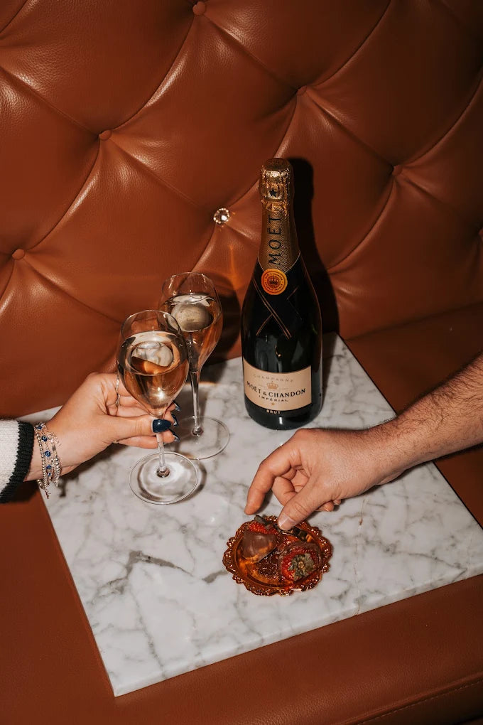 Table dressée d'un restaurant montréalais, prête pour le service