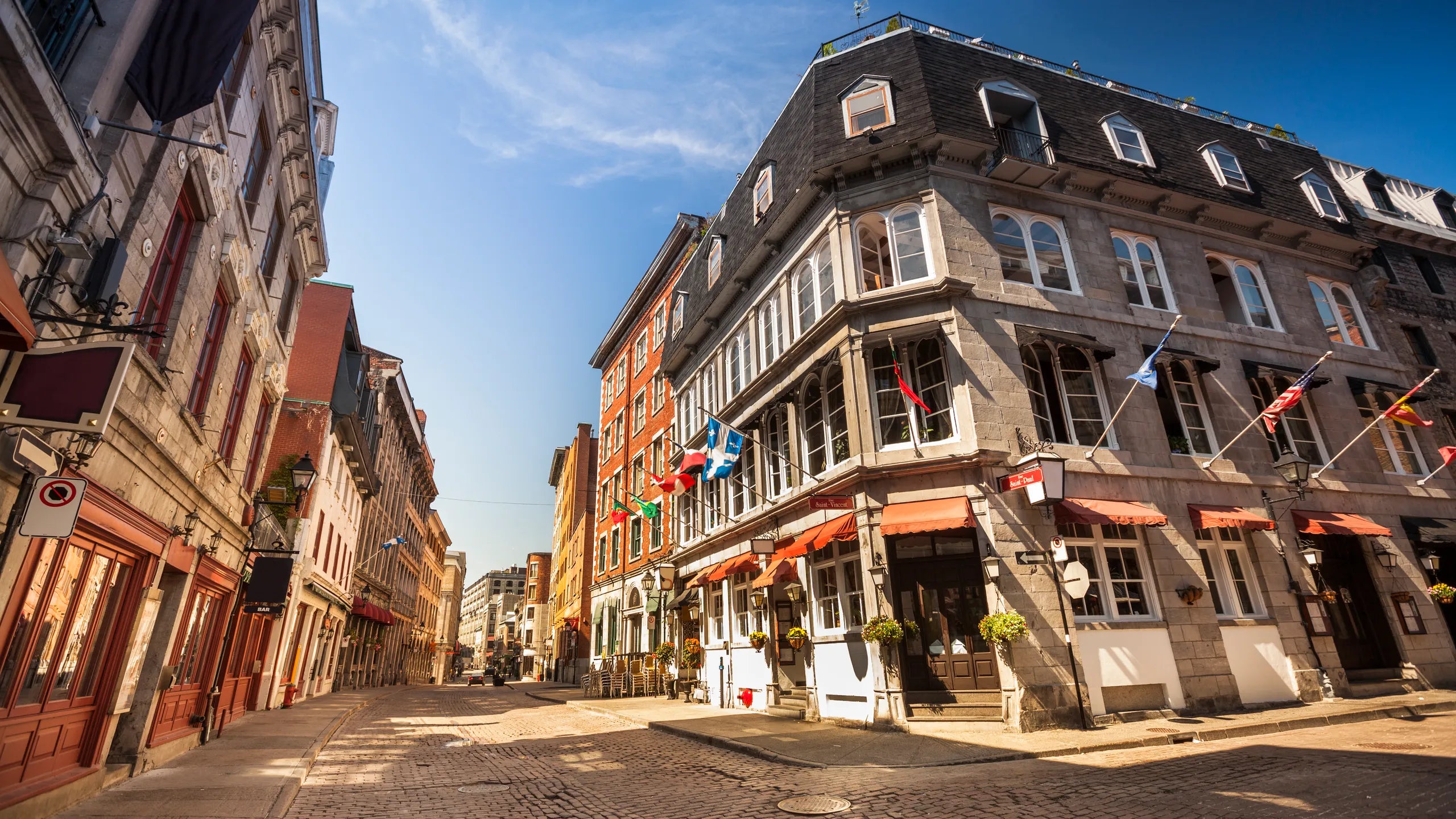 A cobbled street in Old Montréal