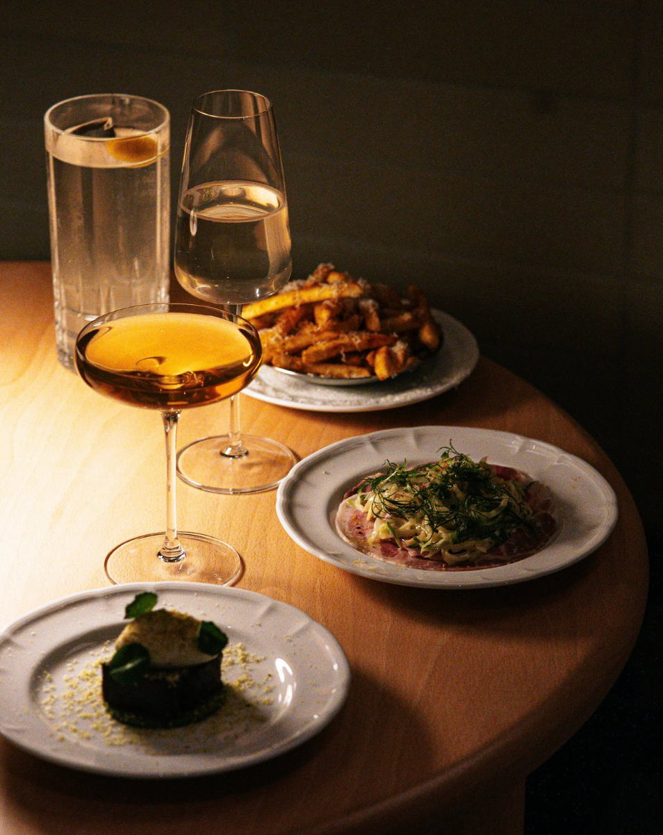Trois assiettes et verres de vin sur table en bois