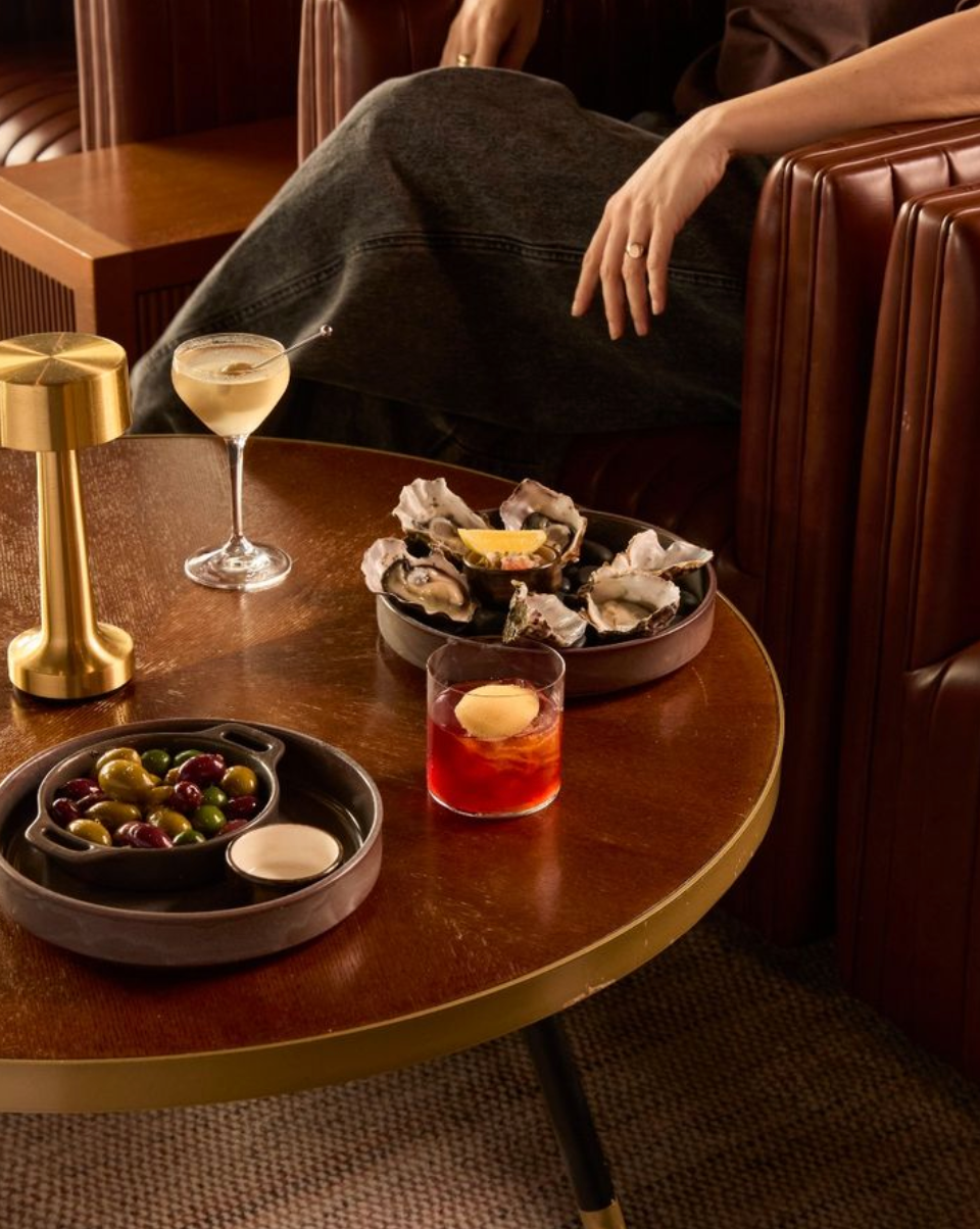Cocktails et plats partagés au salon
