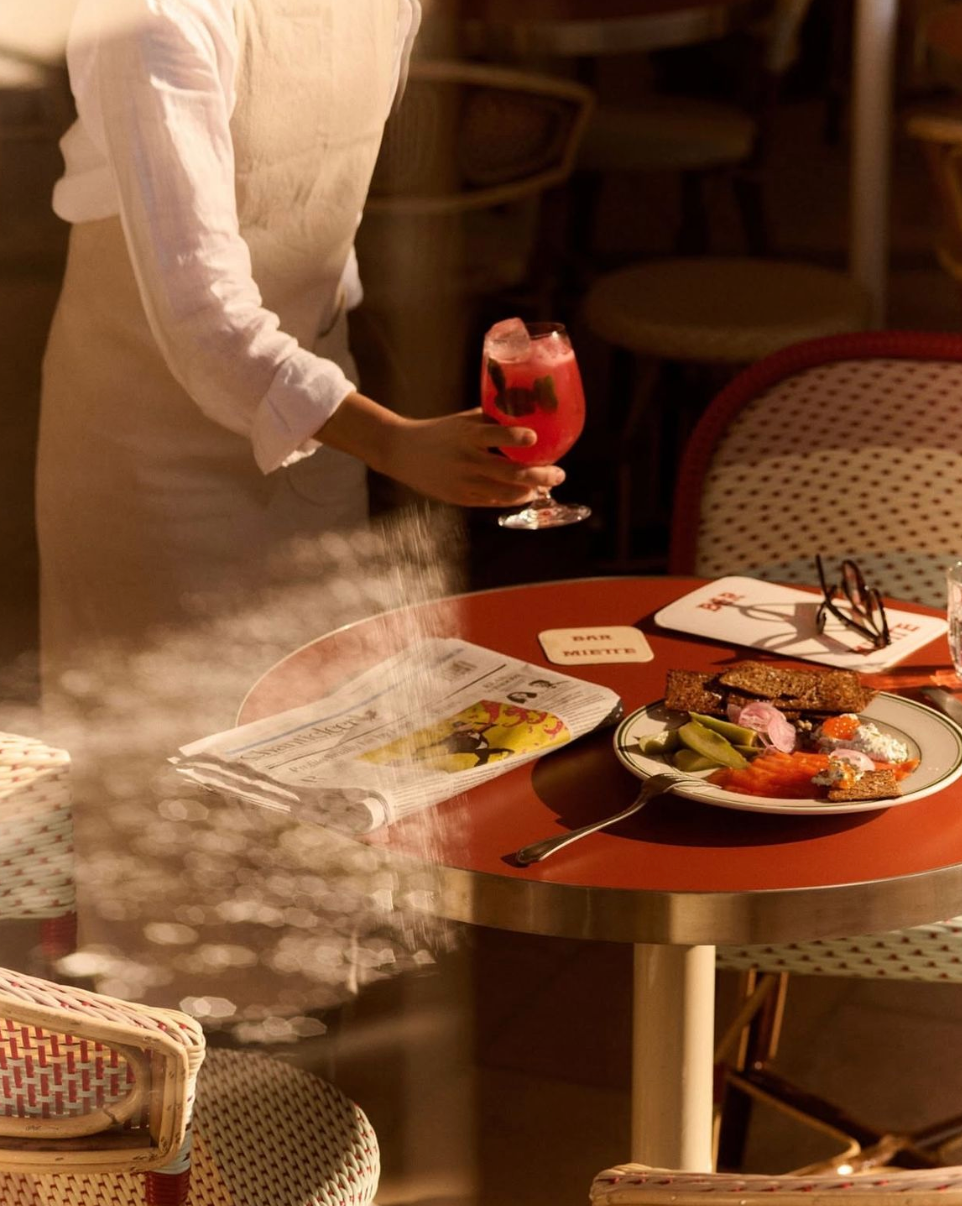 Service en salle dans un restaurant partenaire